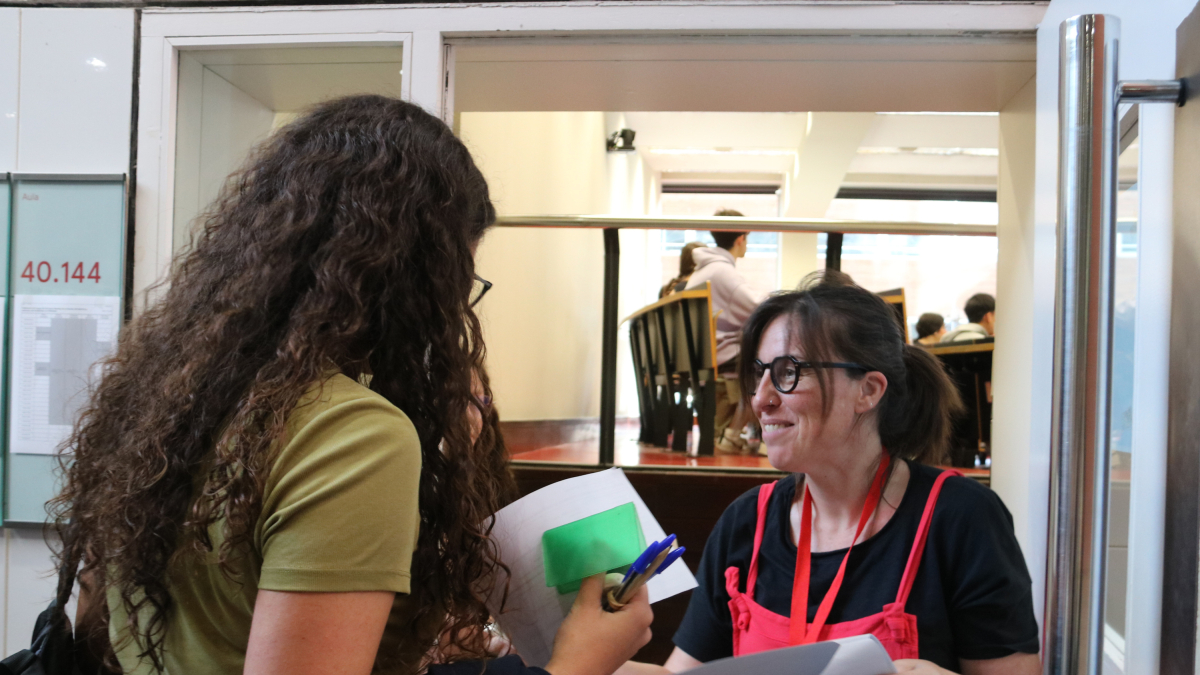 Una estudiant entrant a l'aula per fer les PAU.