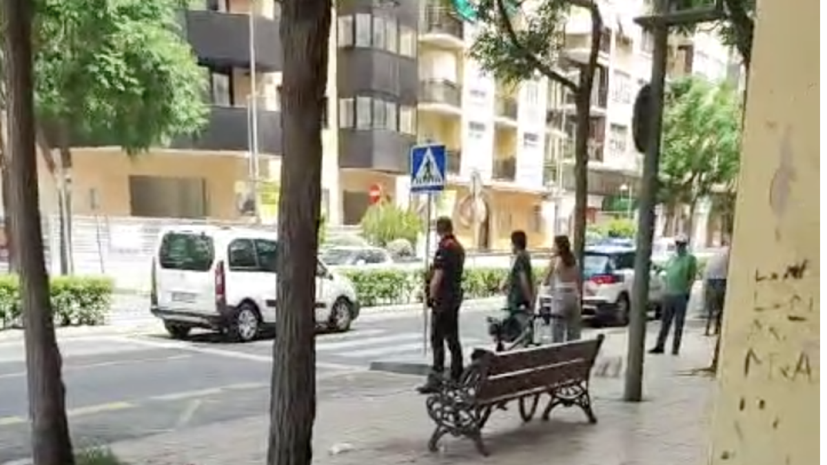 Uno de los agentes en el lugar de los hechos, en el suelo, un charco de sangre fruto de la agresión