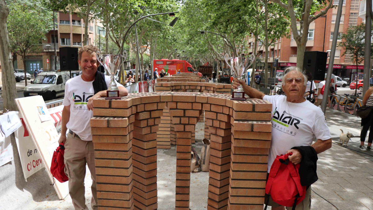 Els guanyadors del 48è Concurs Intercomarcal de Paletes de Reus, Ramon Oliveras i Jordi Gener, amb la seva obra