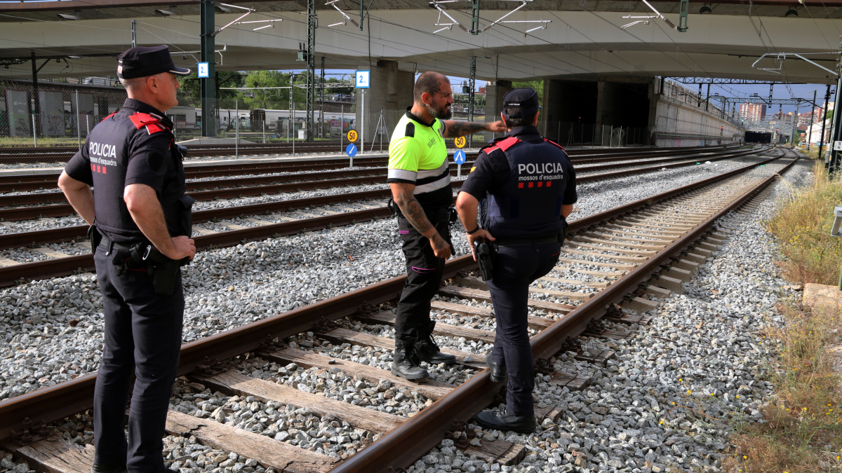 Imagen de dos agentes de los Mossos vigilando las vías.