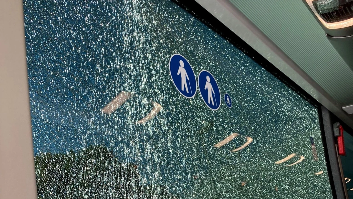 El vidre trencat de l’autobús de l’AD Ceuta.