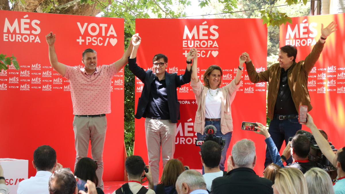 La vicepresidenta del govern espanyol, i candidata de PSOE a les eleccions europees, Teresa Ribera, amb el primer secretari del PSC, Salvador Illa, i el candidat del PSC a les europees Javi López