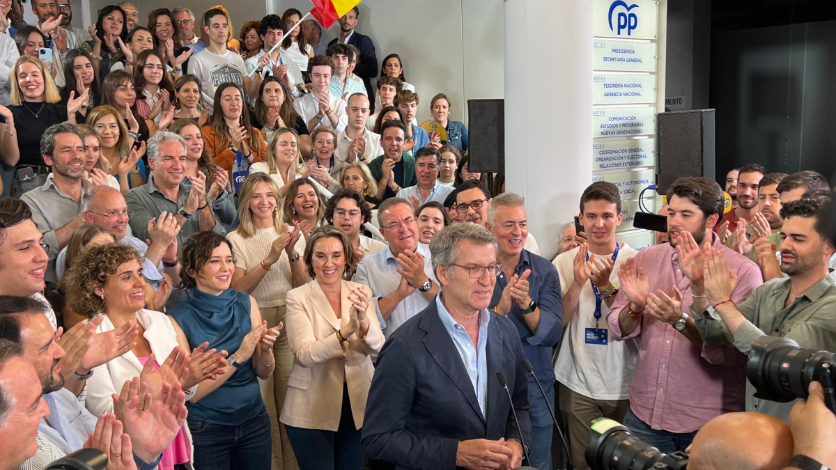 El líder del PP, Alberto Núñez Feijóo, amb la cúpula del partit, aquest diumenge a la seu dels populars