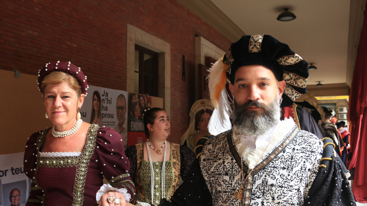 Una pareja de una de las seis familias nobles que han participado en la 26.ª Fiesta del Renacimiento de Tortosa.
