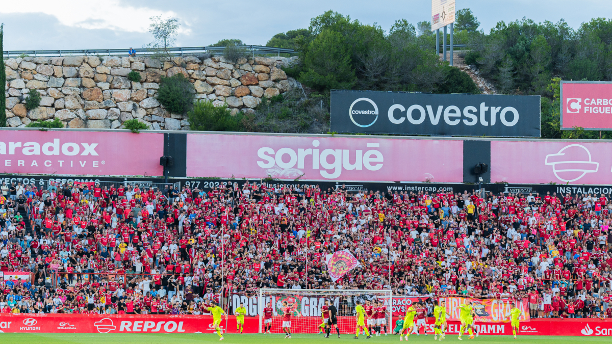 Imatge de la grada de Gol de Muntanya plena durant el partit entre el Nàstic i l'AD Ceuta.