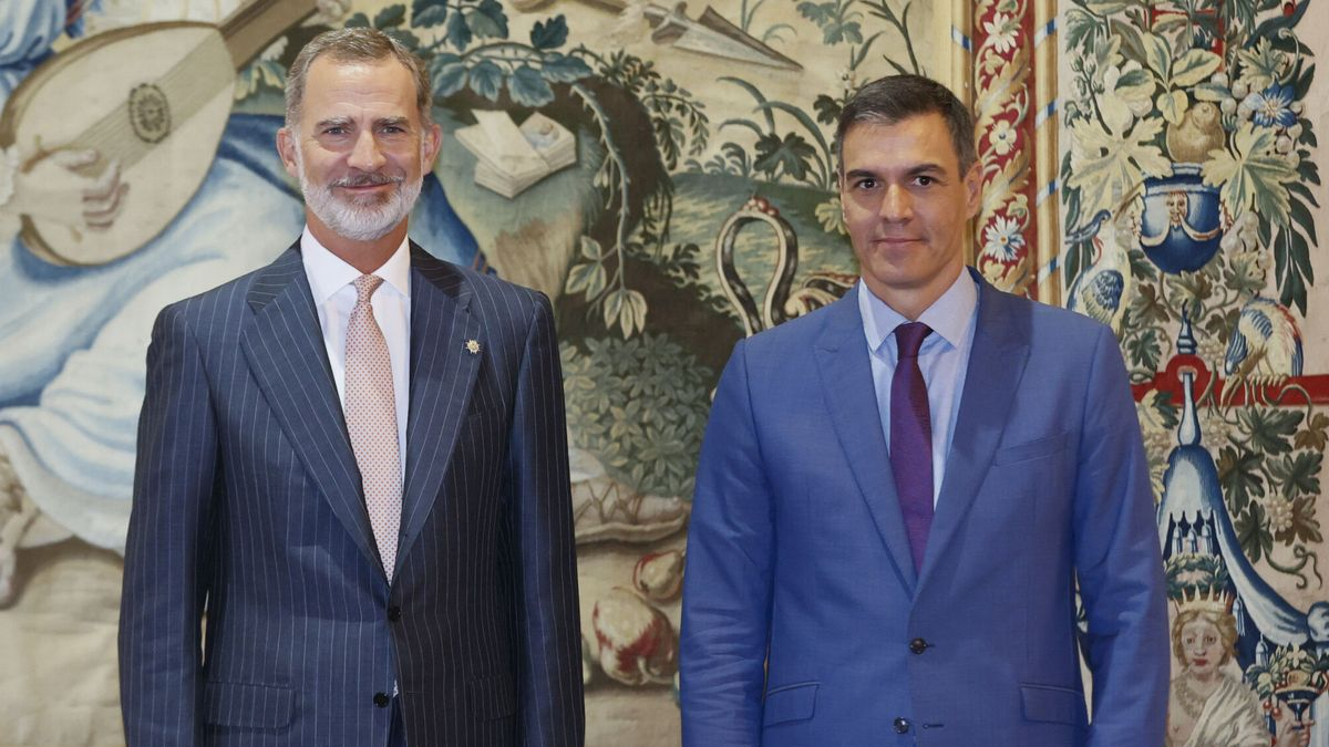Felipe VI, al lado del presidente del Gobierno, Pedro Sánchez.