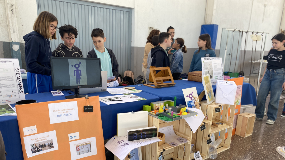 Alumnos de quinto de primaria de la Escuela Doctor Alberich y Casas presentando su proyecto.
