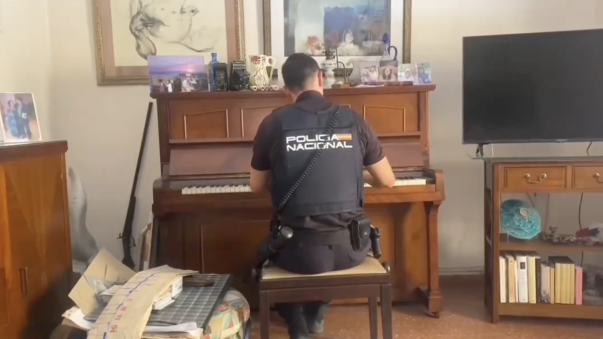 Imatge del policia tocant el piano.