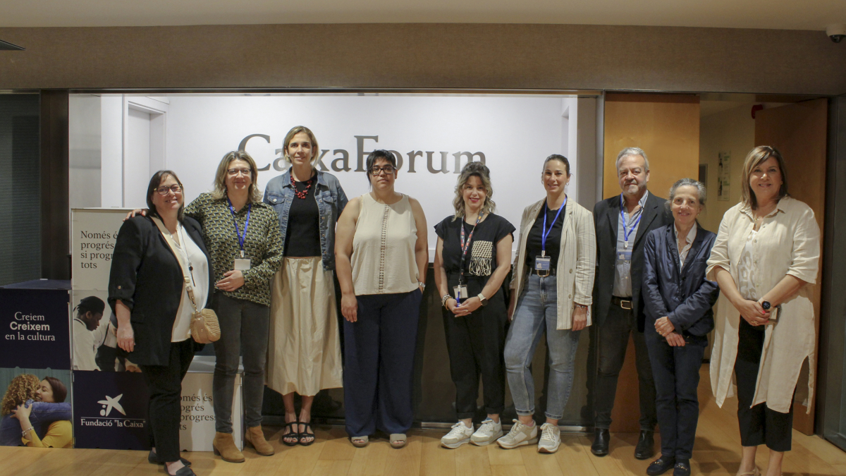 Responsables del grupo ‘Incorpora’ y la Fundació La Caixa con representantes de entidades sociales y empresas vinculadas al programa.