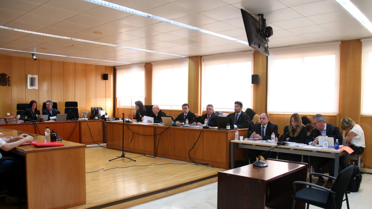 Los acusados de asesinar a un hombre en Tarragona en el 2021 y de encubrir los hechos, con sus abogados, al inicio del juicio celebrado en la Audiencia de Tarragona.
