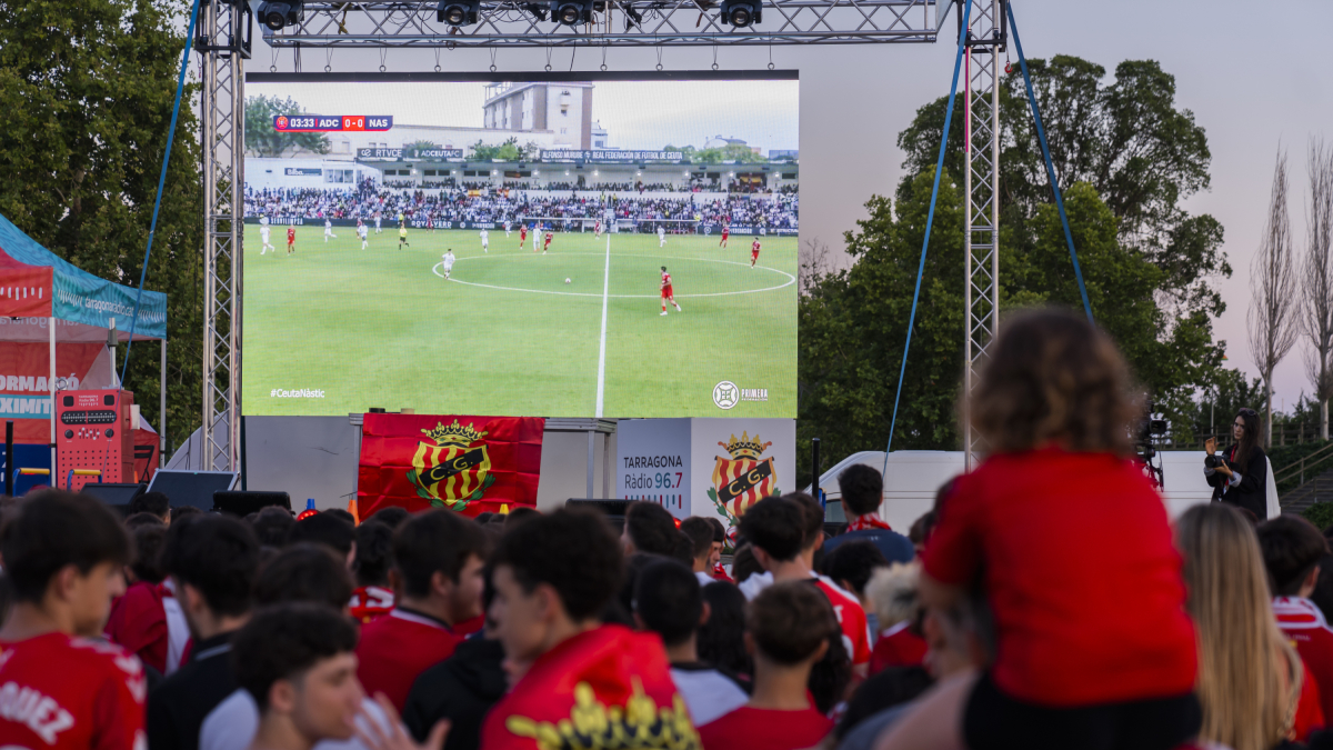 Imagen de archivo de la pantalla gigante que se instaló para poder ver el Nàstic contra el Ceuta.