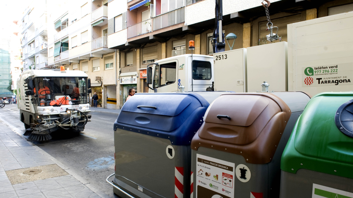 Imatge d’arxiu de maquinària de neteja i contenidors de brossa.