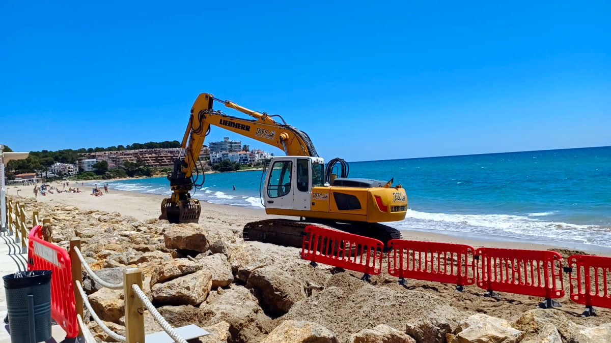Treballs sobre els accessos a la platja que s'estan realitzant aquests dies.