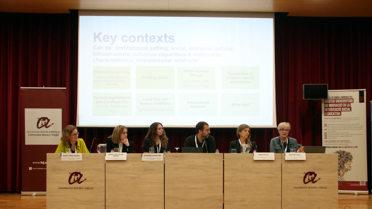 Diversos conferenciants en una de les conferències del Congrés internacional 'Reptes jurídics i de l'atenció a la infància i a les dones víctimes de la violència', organitzat per la URV.