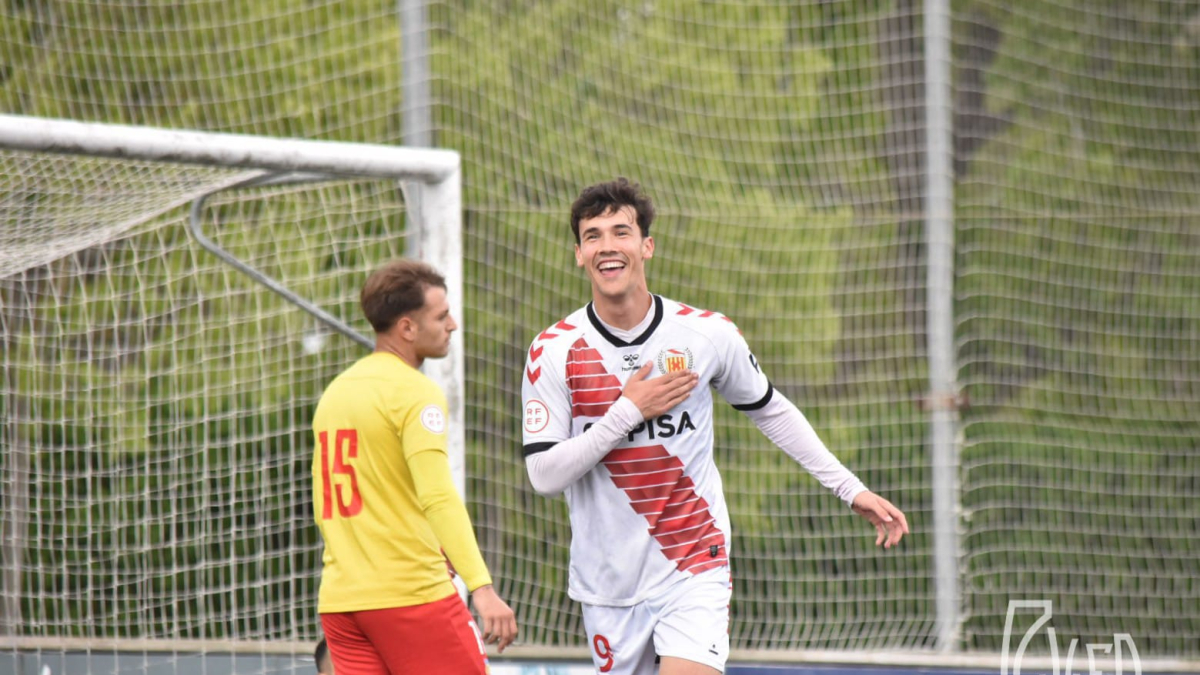 El tarragoní Óscar Gómez celebrant un gol.