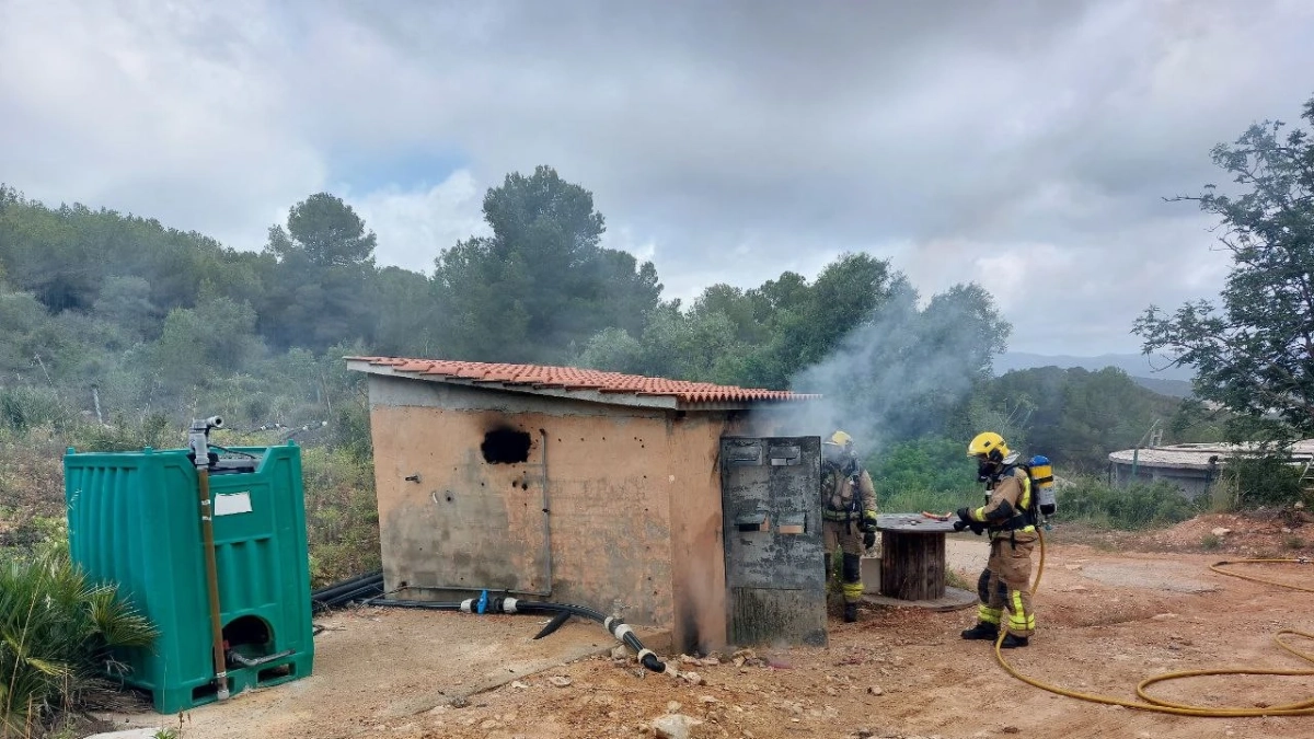 Imagen de los Bomberos trabajando en el incendio en Albinyana que ha quemado unos cuadros eléctricos