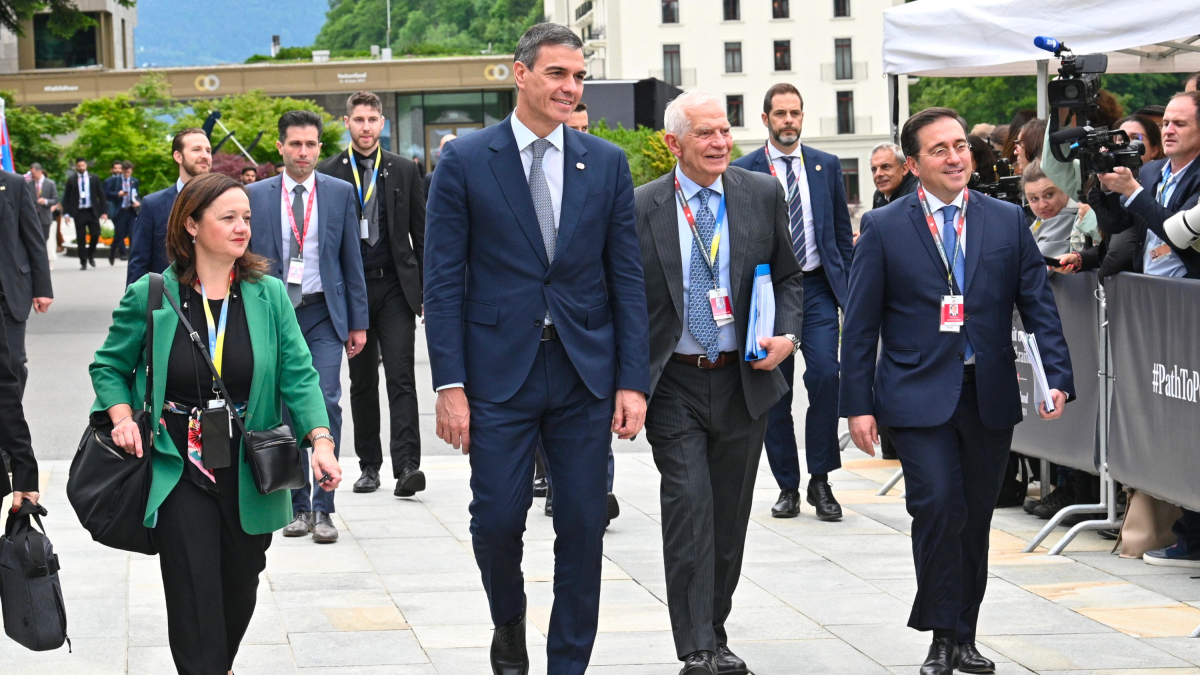 El presidente del gobierno español, Pedro Sánchez, con la cabeza|cabo|jefe de la diplomática europea, Josep Borrell, en Lucerna