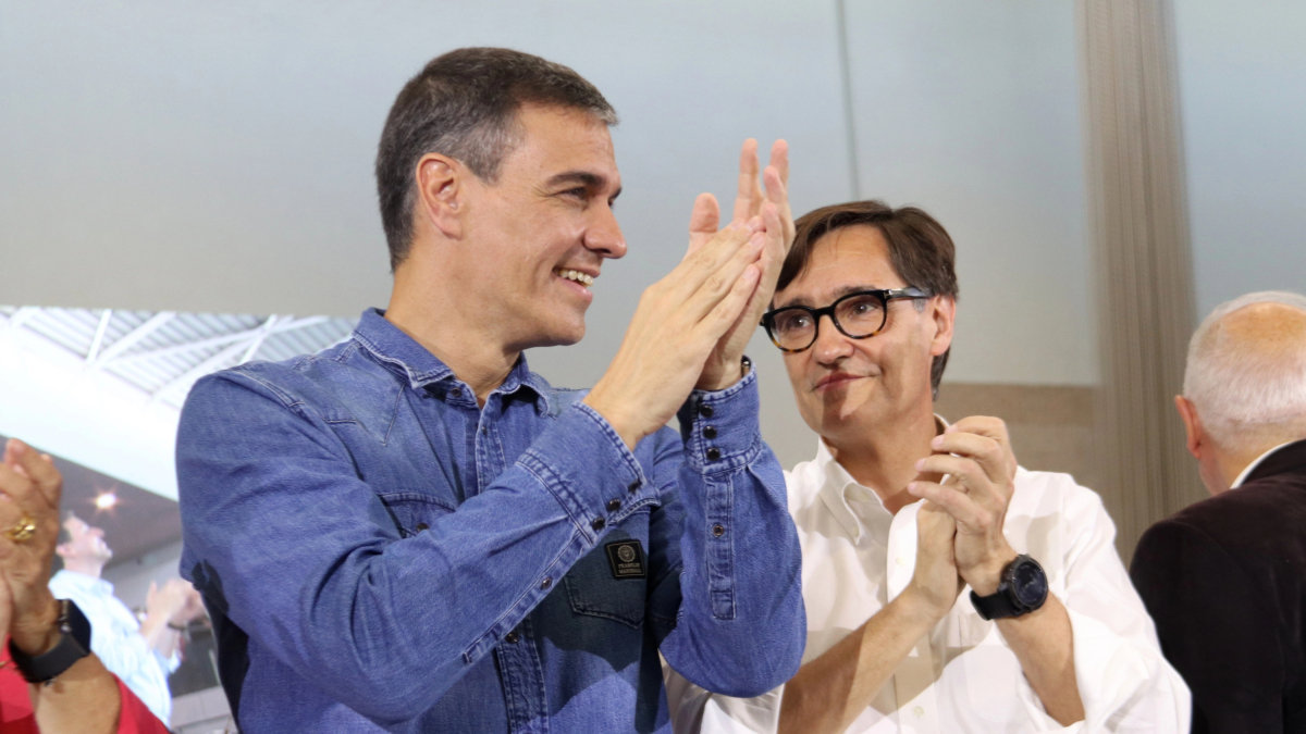 El presidente del gobierno español, Pedro Sánchez, y el primer secretario del PSC, Salvador Illa, aplaudiendo antes de empezar un mitin