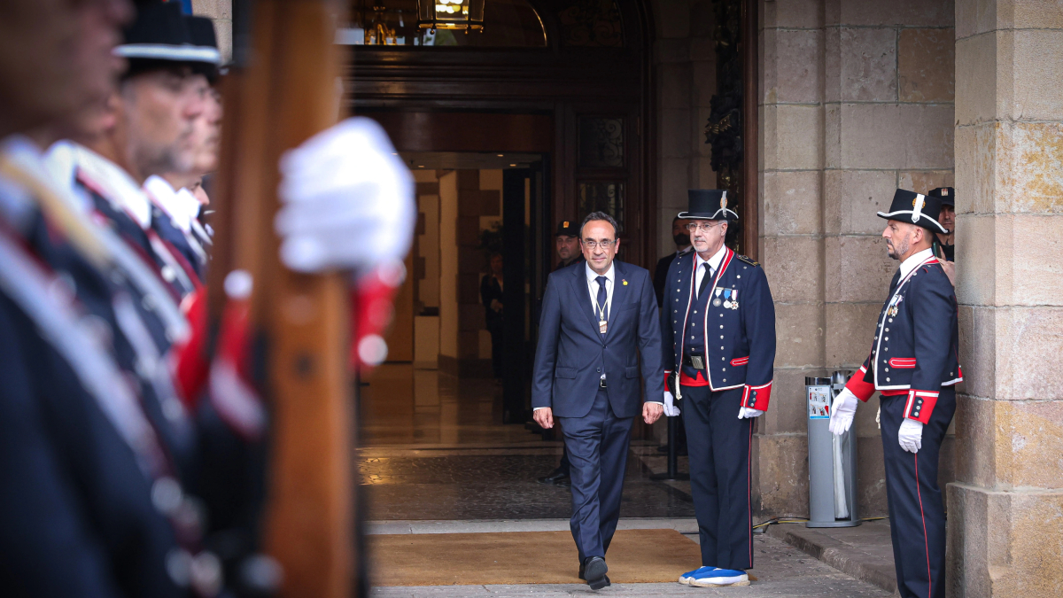 El nuevo presidente del Parlament, Josep Rull, pasa revista a la guardia de honor de los Mossos d'Esquadra