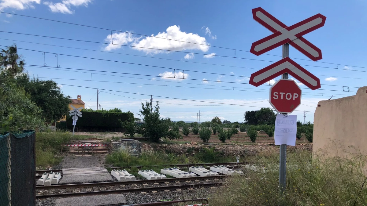 Adif colgó un cartel cerca de las vías de tren a mediados de mayo para informar de las obras