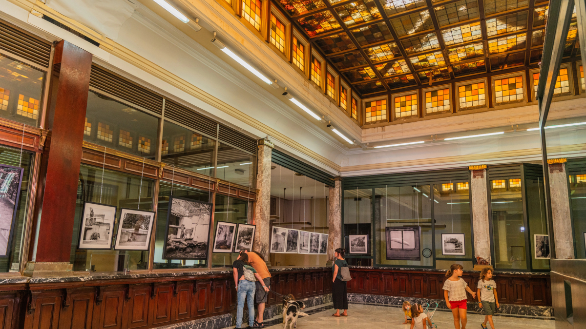 Entrada de la antigua sede del Banco de España a Tarragona, transformada en una exposición fotográfica