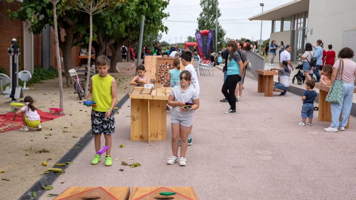 Dos niños participando en la Diada del Deporte del Morell.