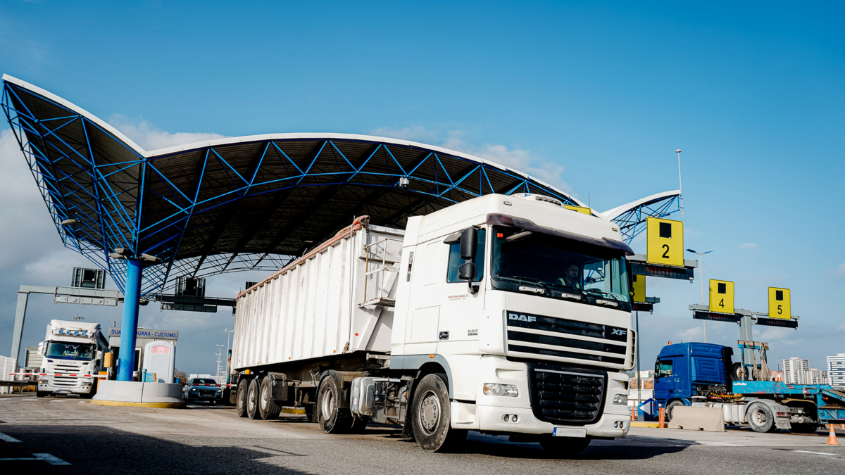 Accés dels camions a l'eix transversal del port de Tarragona.