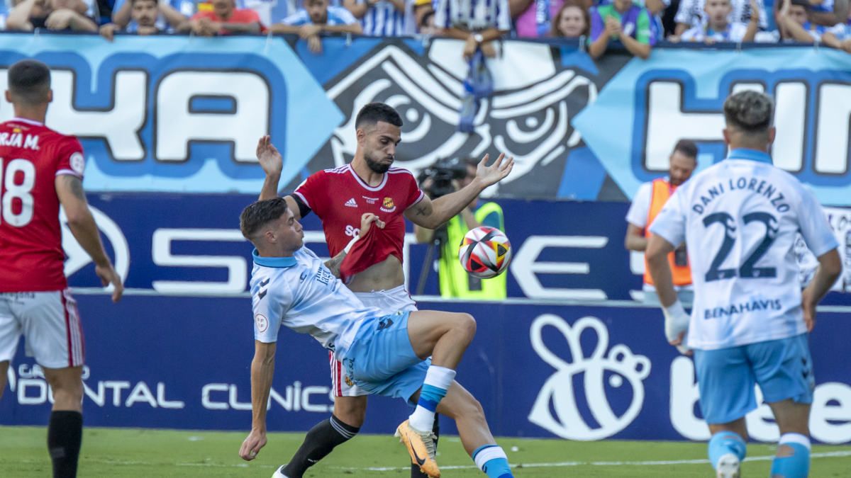 Imagen de Roberto, el delantero del Málaga que logró marcar dos goles en la ida de la final lucha por un balón con Nacho