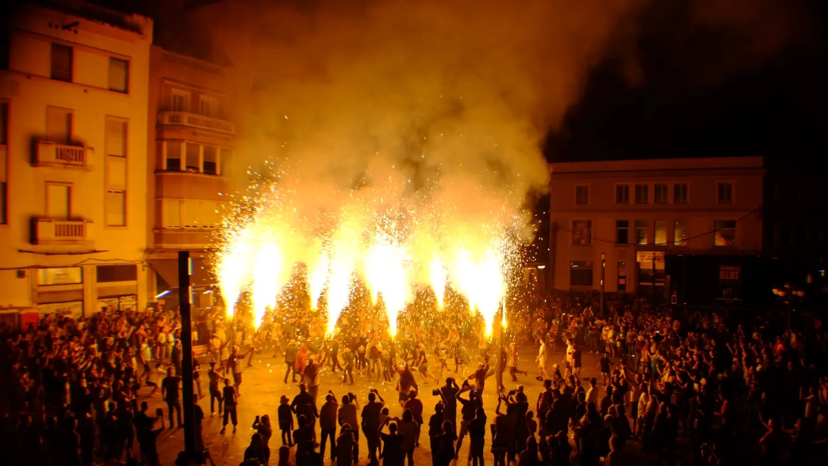 Imagen de la plaza Corsini de Tarragona druant la verbena de Sant Joan