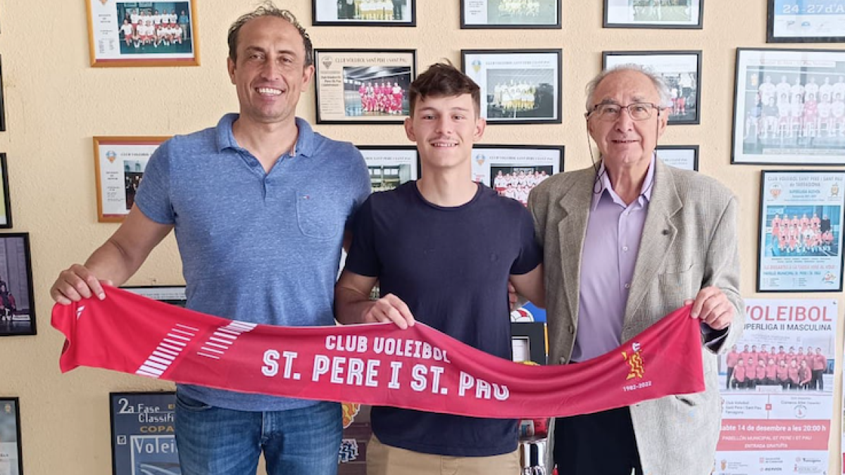 El técnico Vlado Stevovski, el fichaje Isak Martí y el presidente Alfonso Periáñez.