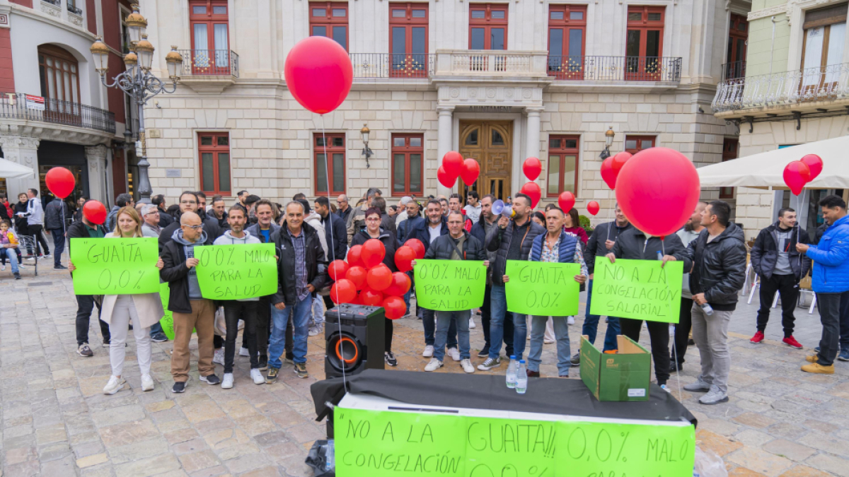 Imagen de una movilización ante el Ayuntamiento de Reus para exigir que no se congelen los salarios de los trabajadores de Reus Net.