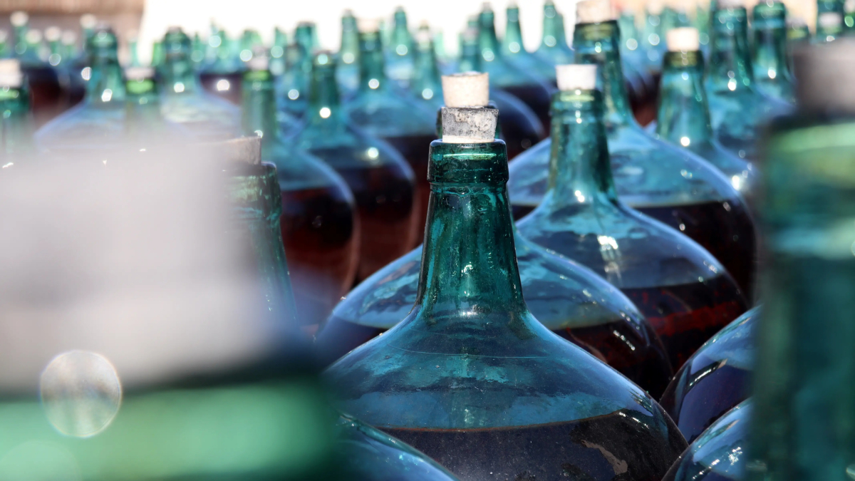 Damajuanas con vino rancio de la Cooperativa Falset-Marçà.