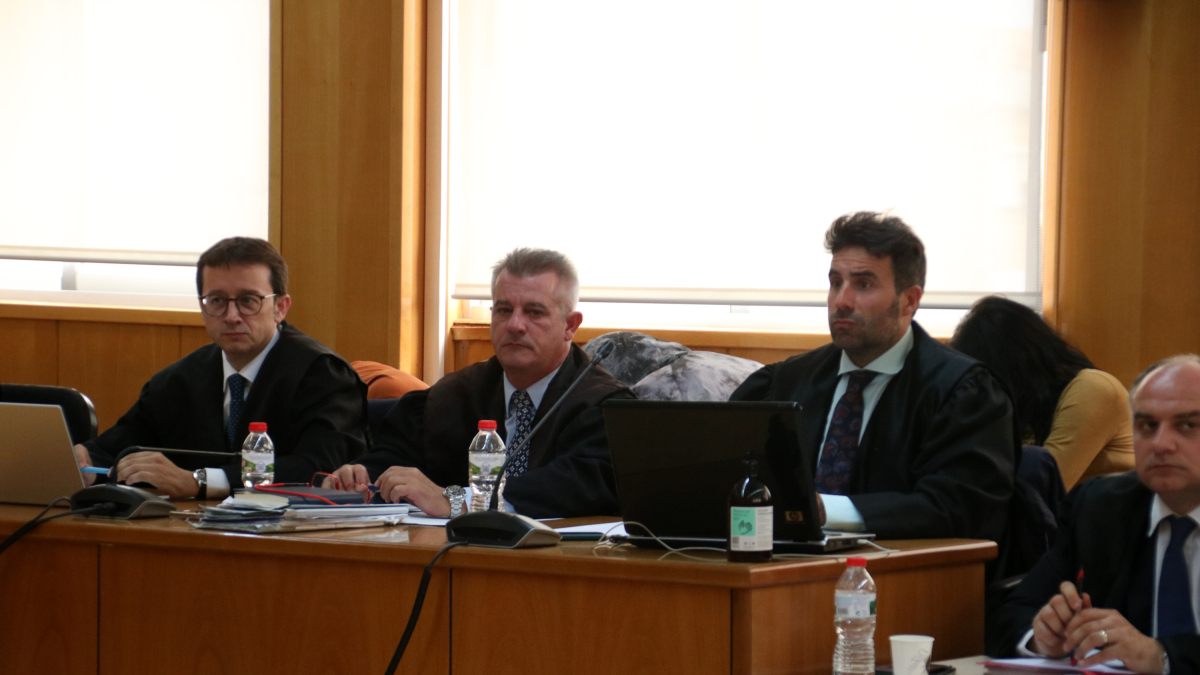 Tres de los acusados de asesinar a un hombre en Tarragona el año 2021 y sus abogados al inicio del juicio celebrado en la Audiencia de Tarragona.