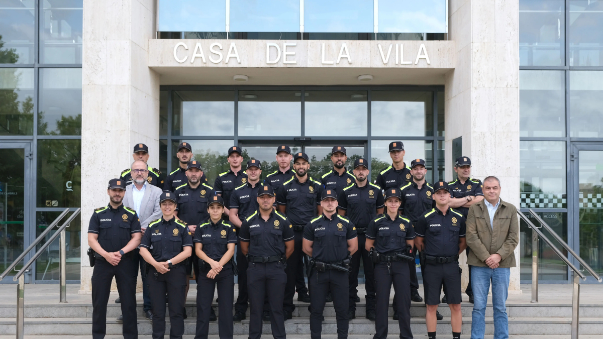 Imatge dels nous agents de policia de Cambrils.