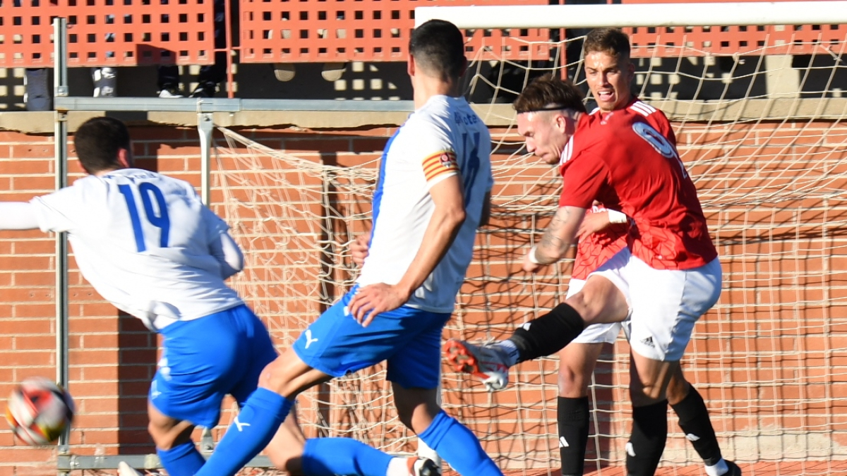 Joan Torrents (dreta) en el duel contra el Reus FC Reddis