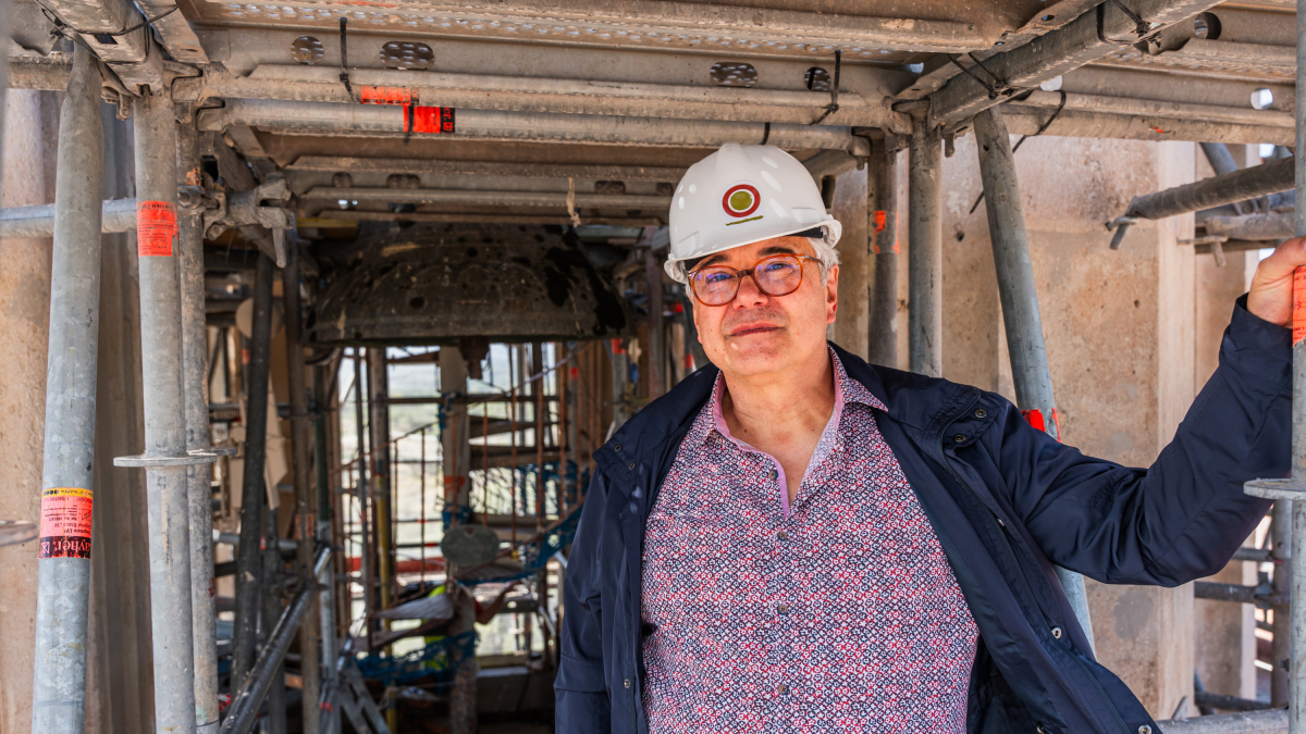 Ramon Vilà vora la campana de l’església de Sant Joan.