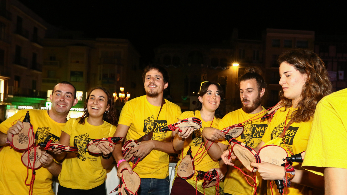 Fotografía de archivo de un instante de la Cercavila del Masclet, durante el lanzamiento de botas.