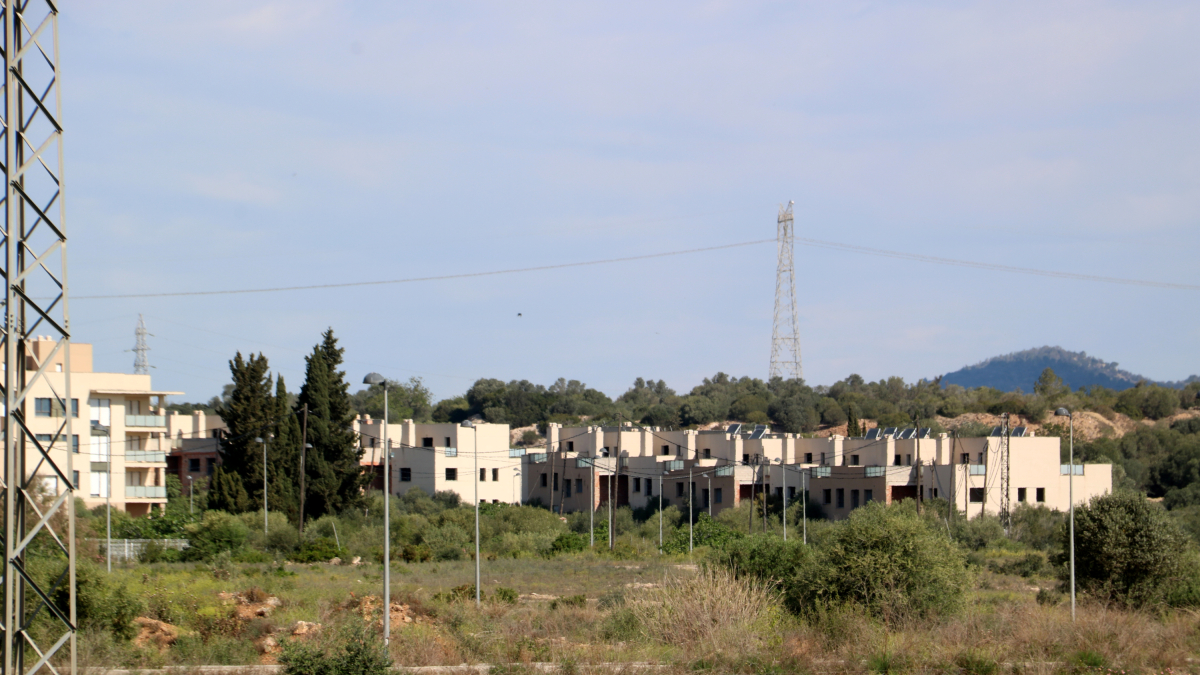 Casas unifamiliares en medio construir a la urbanización Mirador de l'Ebre de l'Aldea.