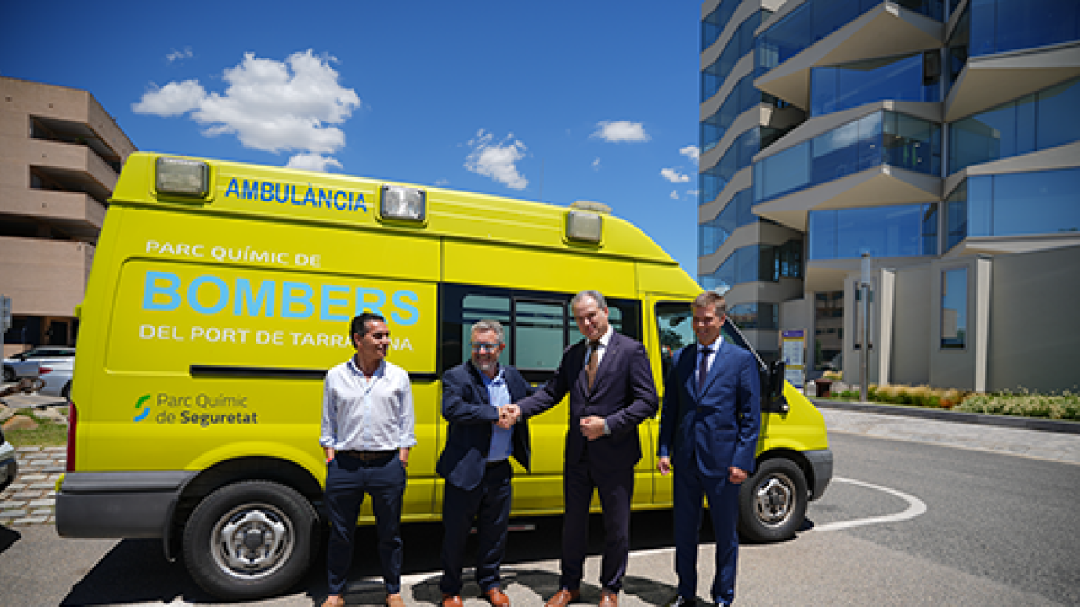 Imagen de la ambulancia cedida por el Port de Tarragona a Ucrania.