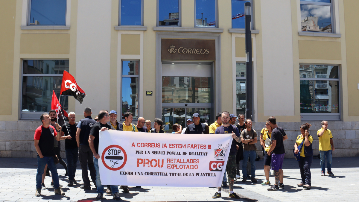 Una vintena de treballadors de Correus concentrats davant de l'oficina de la plaça Corsini de Tarragona.