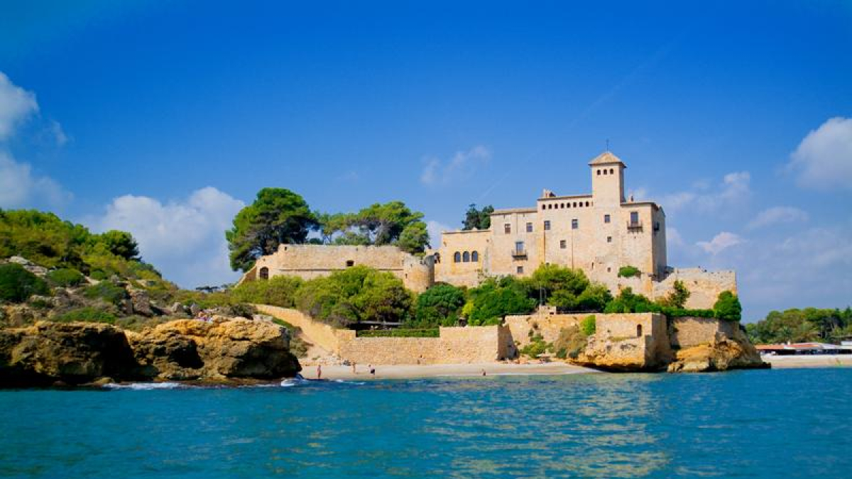 Imagen desde el mar de la Cala Jovera, en Tamarit (Tarragona).