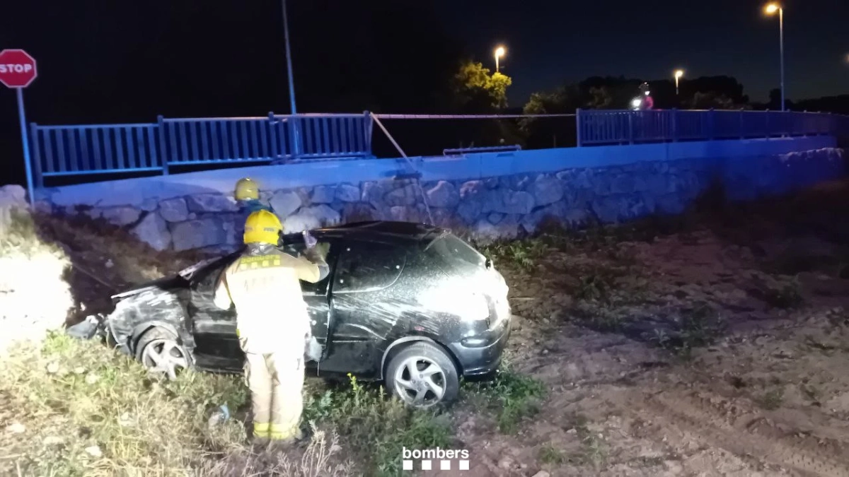 Imatge del cotxe bolcat aquesta matinada a Santa Oliva