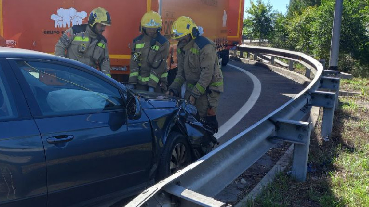 Els Bombers treballant en l'accident a Altafulla