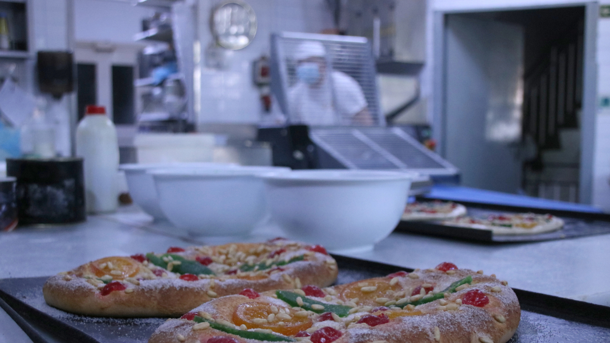 Les coques de Sant Joan, preparades a l'obrador de la pastisseria Tromf per exposar-les a l'operador