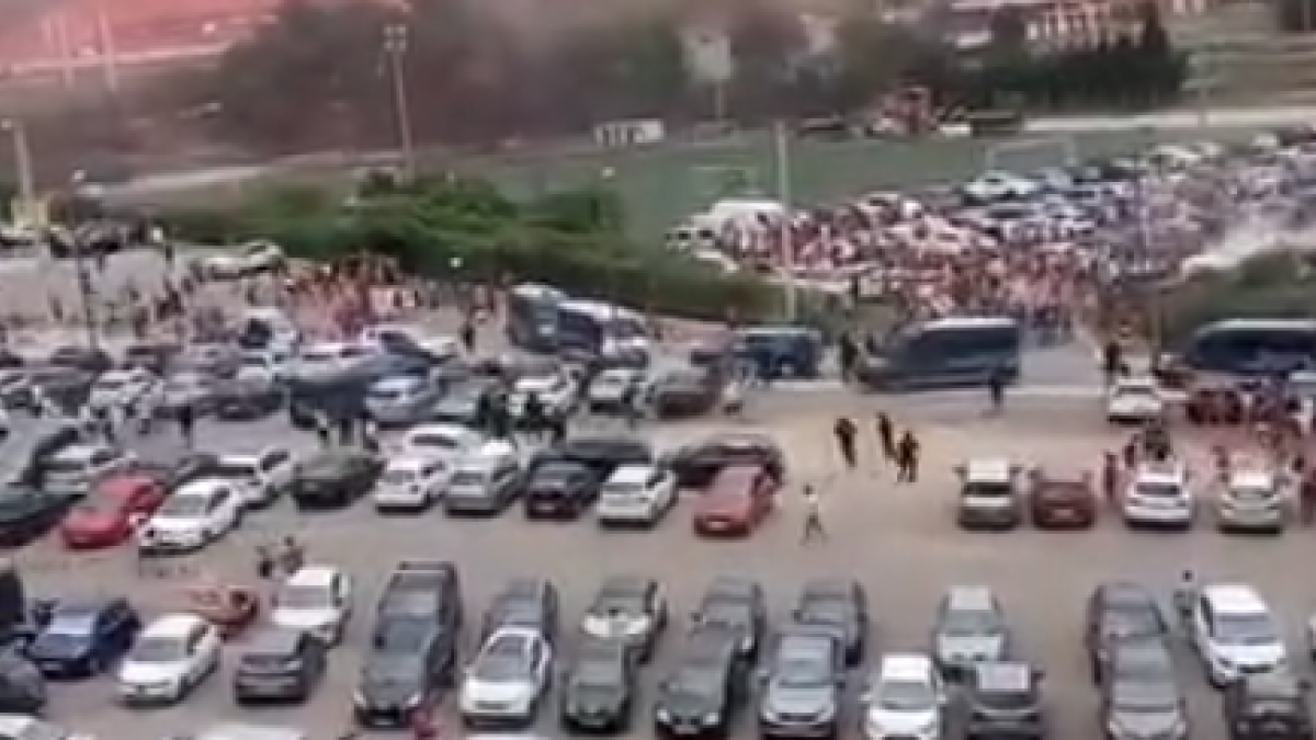 Captura d'un vídeo que mostra els aldarulls previs al partit d'aquesta nit