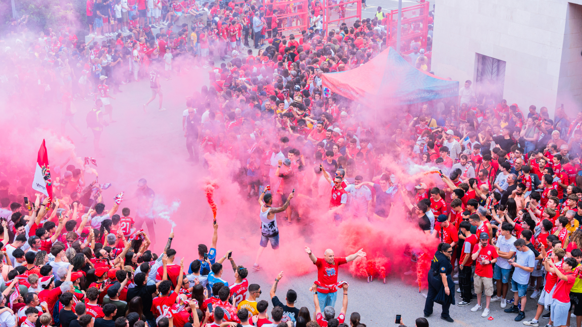 La afición del Nàstic esperando la llegada del equipo