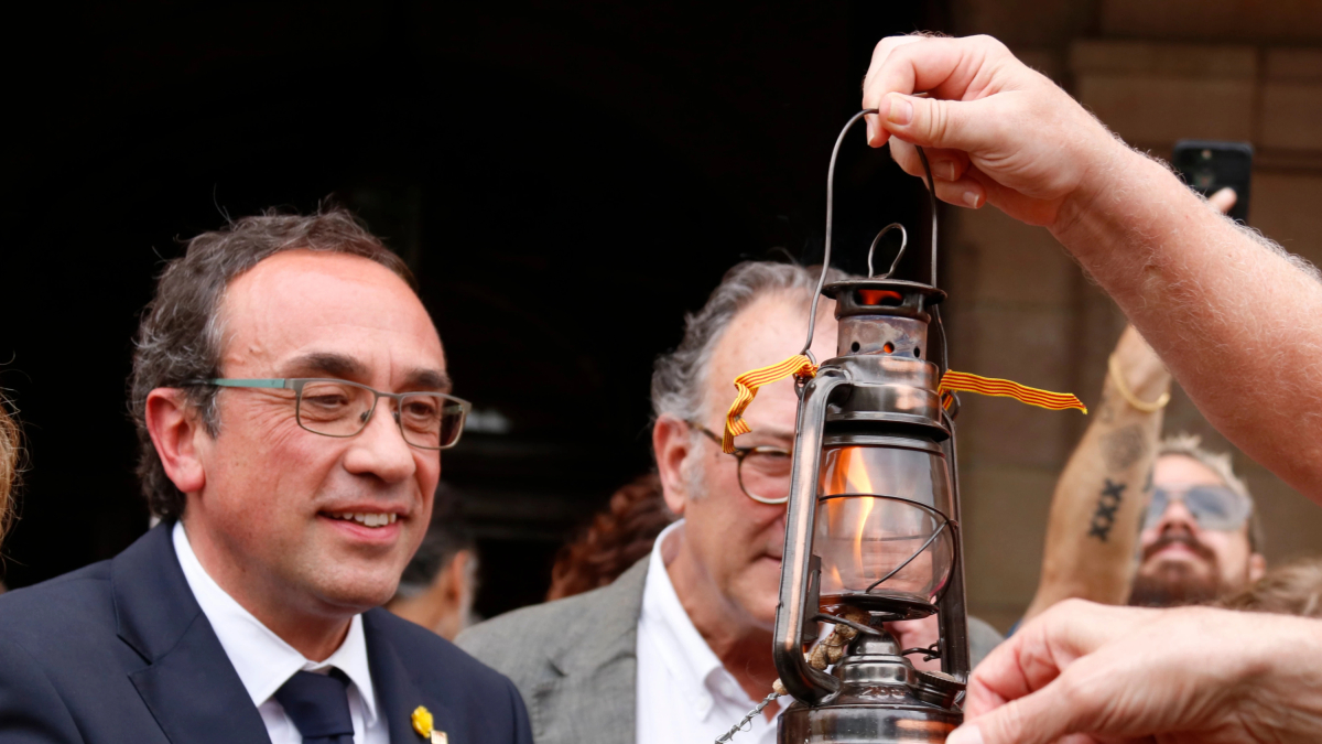 El presidente del Parlamento, Josep Rull, recibe la Llama del Canigó en las puertas del Parlamento