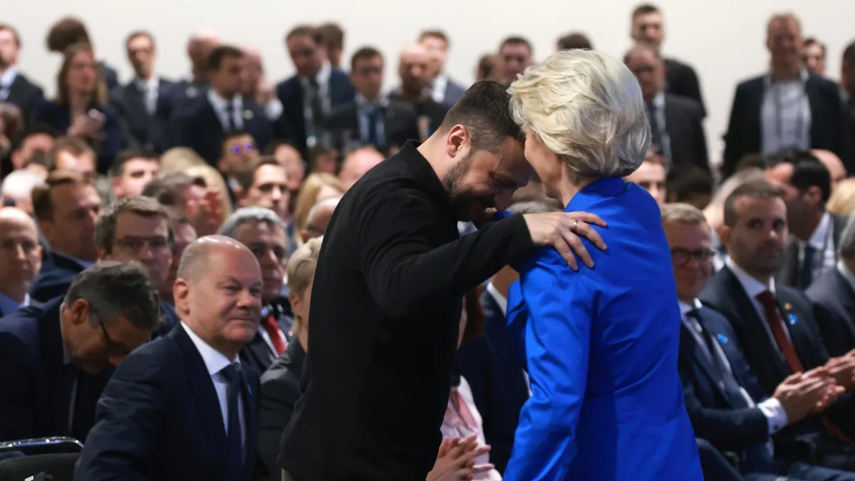 La presidenta de la Comisión Europea, Ursula von der Leyen (dcha.), con el presidente ucraniano, Volodímir Zelenski, en la Conferencia sobre la Recuperación de Ucrania
