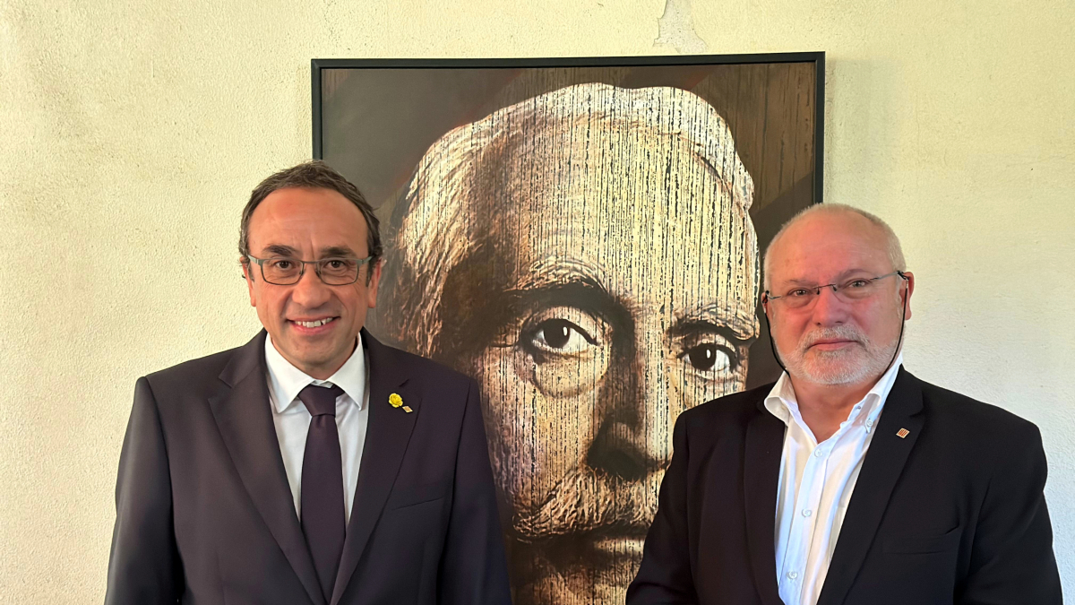 El presidente del Parlament de Catalunya, Josep Rull, con el diputado Lluís Puig y una fotografía del presidente Macià de fondo