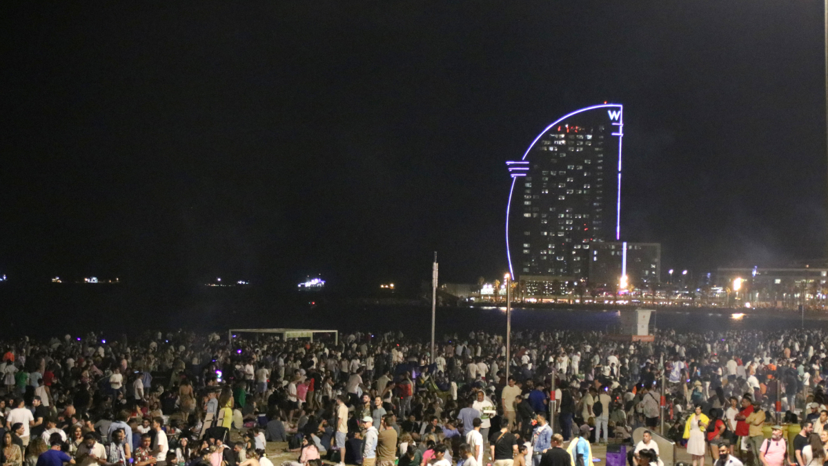 El aspecto de la playa de Barcelona, con el Hotel W al fondo